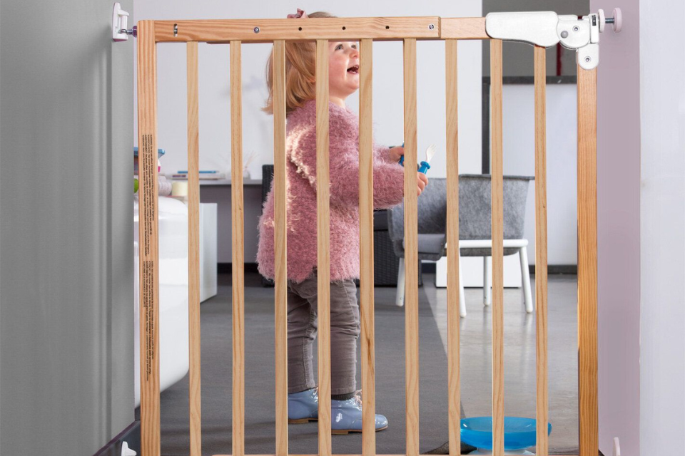 fille derrière barrière