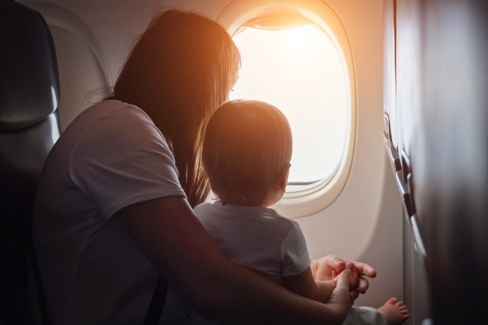 maman et bébé qui regardent par la fenêtre d'un avion