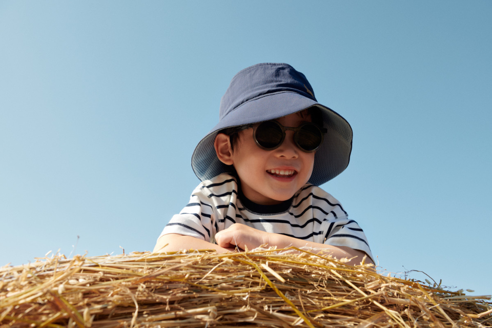 garçon avec chapeau et lunettes de soleil