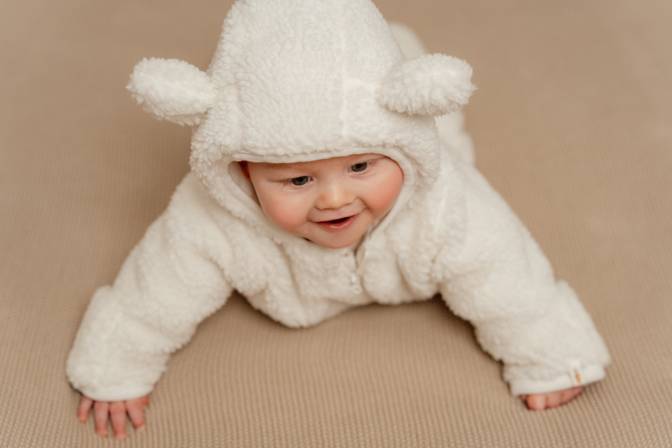 bébé habillé pour l'hiver