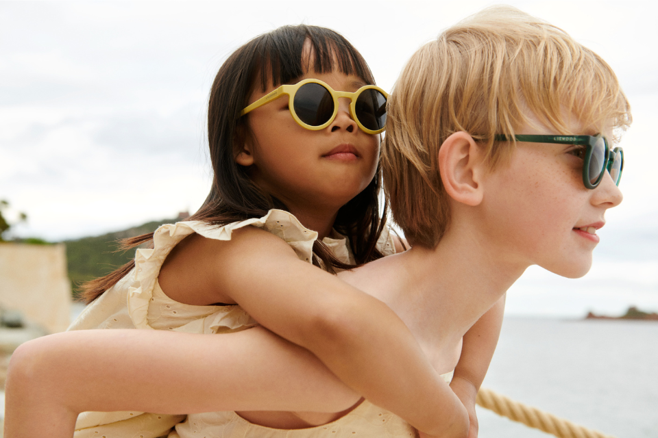2 enfants avec lunettes de soleil
