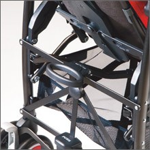 Poussette Pliko Mini Peg Perego - Poignée centralisée pour la fermeture et pour déplacer aisément la poussette sur 2 roues. Poignée latérale pour le transport.